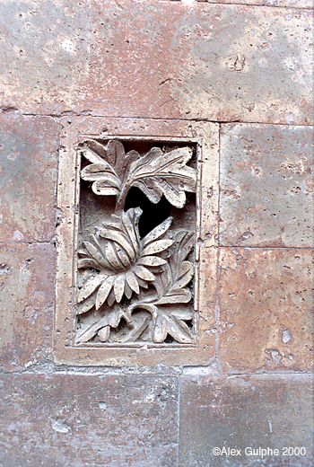 Photographie Couleur - Verticale - Bouche d’aération sculptée d’un bas-relief à motif floral (quartiers extérieurs de l’Est)