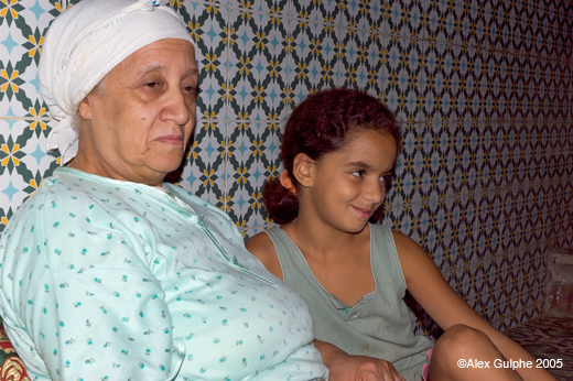 Photographie Couleur - Horizontale - Petite fille assise avec sa grand-mère