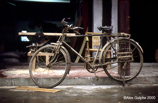 Photographie Couleur - Horizontale - Vélo chinois devant l’échoppe d’un matelassier