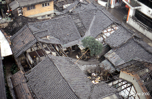 Photographie Couleur - Horizontale - Vue sur les toitures d’une maison traditionnelle (le <em>siheyuan</em>, maison à cour carré)
