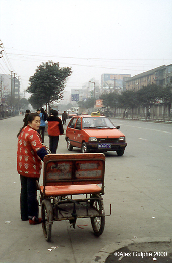 Photographie Couleur - Verticale - Cyclo-pousse et taxi à Chengdu