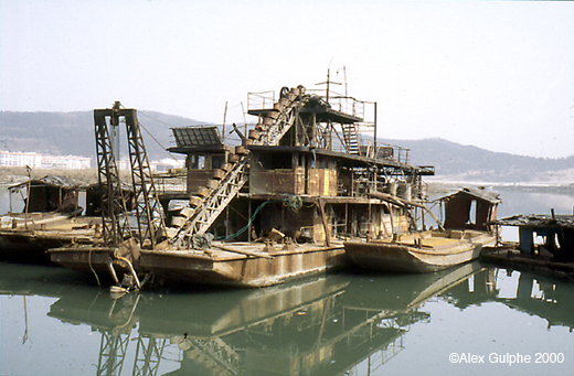 Photographie Couleur - Horizontale - Dragueur à godets et barges sur la rivière Fujiang