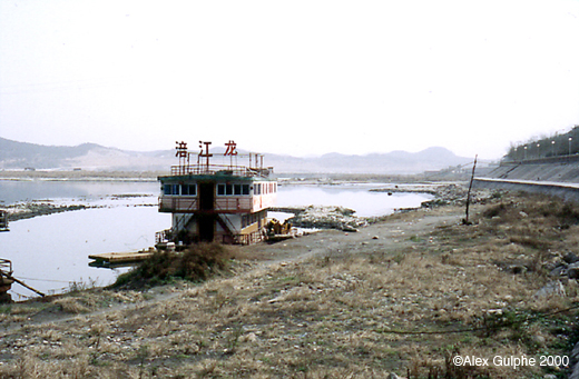 Photographie Couleur - Horizontale - Bateau-restaurant amarré à une berge de la rivière Fujiang