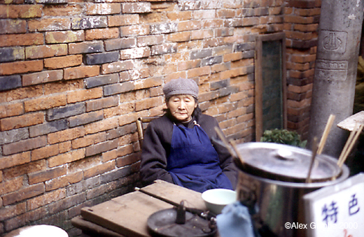 Photographie Couleur - Horizontale - Vieille femme assise dans la rue