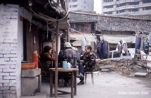 Photographie Couleur - Horizontale - Vieilles femmes assises autour d’une table dans un vieux quartier de Chengdu