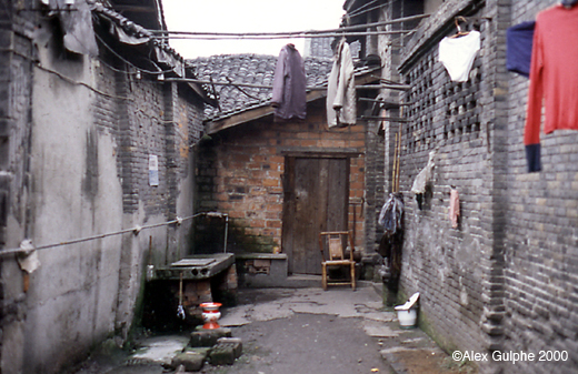 Photographie Couleur - Horizontale - Ruelle d’accès à une habitation dans un vieux quartier de Chengdu