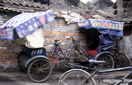 Photographie Couleur - Horizontale - Cyclo-pousse en stationnement dans un vieux quartier de Chengdu