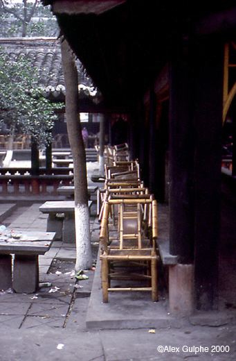 Photographie Couleur - Verticale - Alignement de chaises en bambou d’une maison de thé au sein du monastère