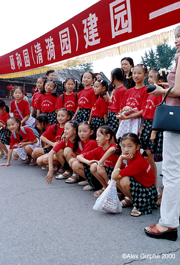 Photographie Couleur - Verticale - Groupe de jeunes filles et leurs accompagnatrices posant pour une photo à l’entrée du palais d’Été <em>(Yiheyuan)</em>