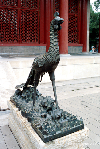 Photographie Couleur - Verticale - Statue en bronze avec socle de marbre représentant un phénix ou un paon