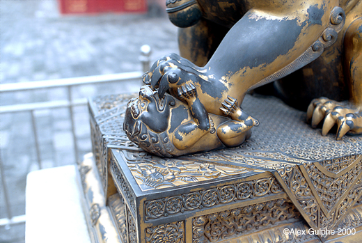 Photographie Couleur - Horizontale - Détail d’une statue en bronze doré représentant un lion femelle