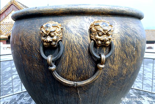 Photographie Couleur - Horizontale - Vase en bronze décoré de têtes de dragon