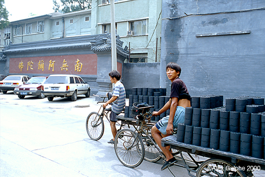 Photographie Couleur - Horizontale - Transport à tricycle de briques rondes de charbon (II)