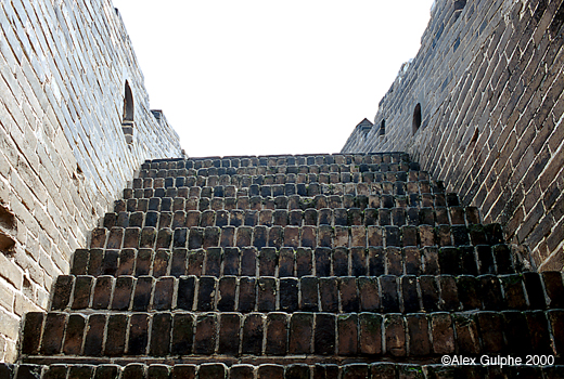 Photographie Couleur - Horizontale - Montée d’escalier menant d’une tour de guet au chemin de ronde sur le rempart