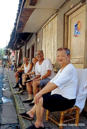 Photographie Couleur - Verticale - Quatre hommes âgés assis dans la rue