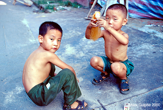 Photographie Couleur - Horizontale - Deux jeunes enfants jouant dans la rue