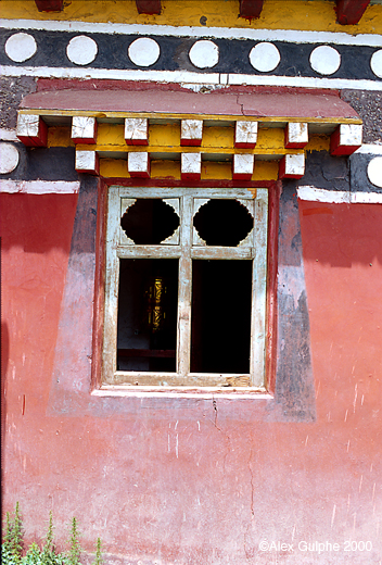 Photographie Couleur - Verticale - Fenêtre de bois décoré avec chapiteau peint dans un monastère bouddhiste