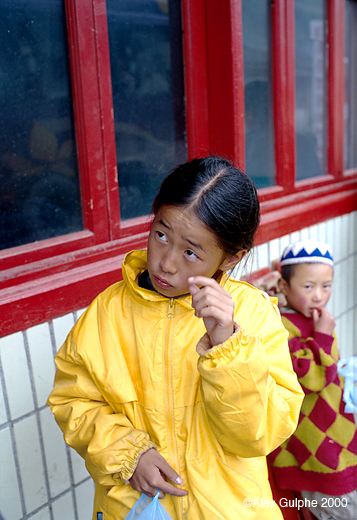 Photographie Couleur - Verticale - Petite fille tibétaine et enfant Hui