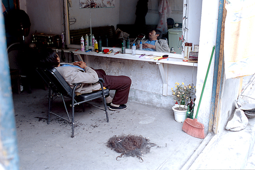 Photographie Couleur - Horizontale - Coiffeur endormi dans son salon de coiffure