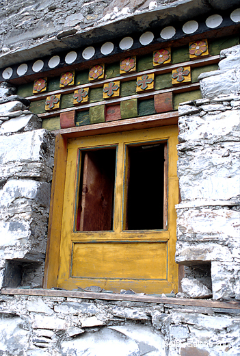 Photographie Couleur - Verticale - Fenêtre d’une maison tibétaine de bois peint surmontée d’un chapiteau décoré