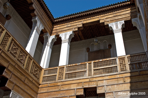 Photographie Couleur - Horizontale - Patio avec balustrade décorée de moucharabiehs et colonnes ornées