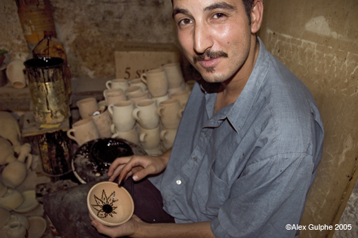 Photographie Couleur - Horizontale - Ouvrier décorant un bol de terre cuite avec un « goudron » de bois de cèdre (III)