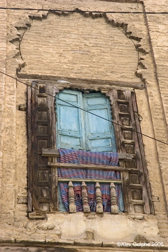 Photographie Couleur - Verticale - Fenêtre aux volets bleus et couverture