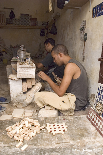 Photographie Couleur - Verticale - Zellige, deux artisans taillant des carreaux (II)