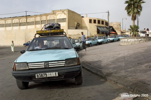Photographie Couleur - Horizontale - Stationnement de petits taxis bleus