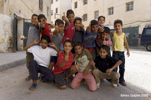 Photographie Couleur - Horizontale - « Vive le Maroc ! », groupe de jeunes garçons