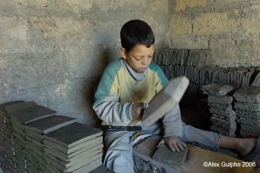 Photographie Couleur - Horizontale - Jeune apprenti potier préparant un carreau de terre