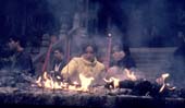 Photographie - Femmes faisant offrande de bâtons d’encens dans un temple bouddhiste à l’occasion des fêtes du Nouvel an