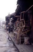 Photographie - Homme, un livre à la main dans un vieux quartier de Chengdu