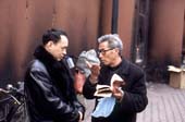 Photographie - Deux hommes discutant devant le monastère de Wenshu