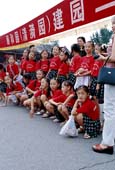 Photographie - Groupe de jeunes filles et leurs accompagnatrices posant pour une photo à l’entrée du palais d’Été <em>(Yiheyuan)</em>