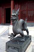 Photographie - Statue en bronze avec socle représentant un dragon debout sur trois pattes