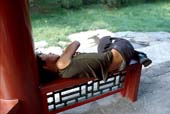 Photographie - Jeune homme endormi à l’abri d’un des quatre pavillons de la galerie couverte <em>(Changlang)</em>