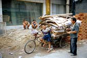 Photographie - Transport de cartons de récupération sur un tricycle