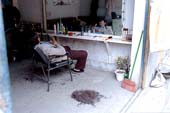Photographie - Coiffeur endormi dans son salon de coiffure