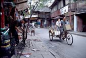 Photographie - Réparateur de cycles dans une rue du vieux Chengdu