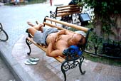 Photographie - Homme endormi sur un banc