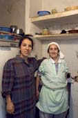 Photographie - Deux générations de femmes (dans la cuisine)