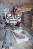 Photographie - Ouvrier, fabrication de carreaux de terre cuite (II)