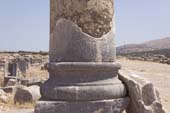 Photographie - Base de colonne (le long du Decumanus Maximus)