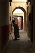 Photographie - Vieille femme sur le pas d’une porte